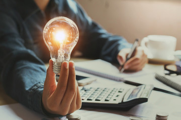 算汽车的油耗是拿油钱除以公里数还是拿公里数除以油钱？