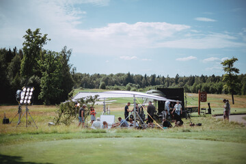 算汽车的油耗是拿油钱除以公里数还是拿公里数除以油钱？