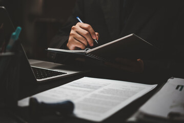 算汽车的油耗是拿油钱除以公里数还是拿公里数除以油钱？